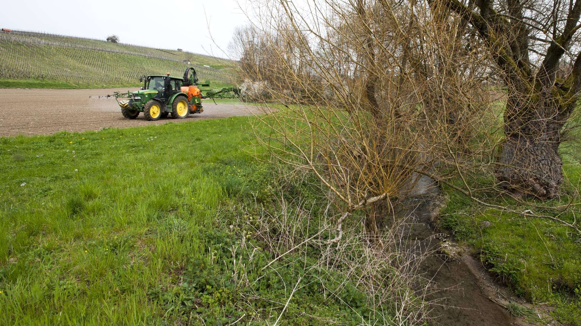 Folgen Trinkwasserinitiative, Traktor, Feld, Gewässer